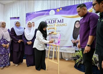 SABARIAH Saidan menandatangani plak perasmian Akademi SuriDana Pahang (ASUDA) di Kompleks Rakan Muda Bera di Bera, Pahang.