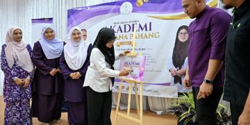 SABARIAH Saidan menandatangani plak perasmian Akademi SuriDana Pahang (ASUDA) di Kompleks Rakan Muda Bera di Bera, Pahang.