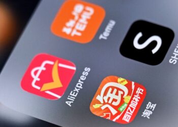 LOGO aplikasi beli-belah China Taobao (kedua dari kanan), AliExpress (kiri), Shein (kanan) dan Temu pada skrin sebuah telefon pintar. - AFP