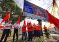 ANTHONY Loke Siew Fook merasmikan Skrin Elektronik Lobak di Dataran Lobak, Seremban hari ini.-UTUSAN/MOHD. SHAHJEHAN MAAMIN.