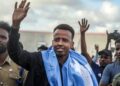 Omar Artan diberi sambutan wira sekembalinya beliau ke Mogadishu, Somalia, semalam. - AFP