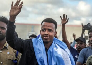 Omar Artan diberi sambutan wira sekembalinya beliau ke Mogadishu, Somalia, semalam. - AFP