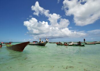 INDONESIA mengarahkan penduduk tepi laut berpindah. - AFP