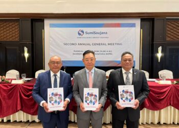 PENGARAH Eksekutif merangkap Ketua Pegawai Operasi SumiSaujana Group Berhad, Ramli Mohamad (kiri), Timbalan Pengerusi Eksekutif SumiSaujana Group Berhad, Toh Chee Seng (tengah) dan Norazlam Norbi (kanan sekali) pada Mesyuarat Agung Tahunan Kedua (AGM Ke-2) di Shah Alam.