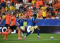PENYERANG Sweden, Anthony Elanga berjaya melepasi kawalan pertahanan Belanda dan menjaring gol tunggal buat pasukan pada aksi kedua Kumpulan F.-AFP