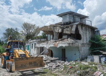 Perobohan penempatan haram pelarian Rohingya dijalankan di Kampung Sungai Tekali, Hulu Langat, baru-baru ini. – MINGGUAN/ ISKANDAR ISHAK
