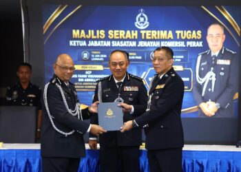 MOHD. Alwi Zainal Abidin (tengah) menyaksikan serah terima tugas jawatan Ketua Jabatan Siasatan Jenayah Komersil antara Asisten Komisioner Mohd. Fahmi Visuvanathan Abdullah (kiri) dan Superintenden Mohd. Ridzuan Nor Ihsan di Mes Pegawai Kanan Perak di Ipoh hari ini.