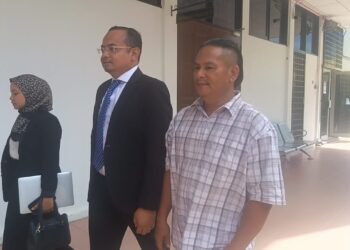 RUDI Zulkarnain Mat Radi (kanan) dilepaskan dan dibebaskan oleh Mahkamah Majistret Teluk Intan daripada pertuduhan memindahkan dua ekor lembu curi, tahun lalu.