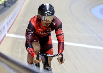 aguh berbasikal trek negara, Datuk Azizulhasni Awang bersaing bersama atlet berbasikal Johor, Mohamad Akmal Nazimi Jusena dalam acara akhir Sprint Lelaki Elit pada Kejohanan Trek Kebangsaan  Velodrom Nasional Nilai. GAMBAR: FARIZ RUSADIO