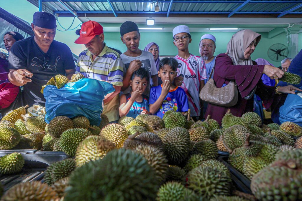 Malaysian vendor gives away 15,000 kg of durian to thank customers