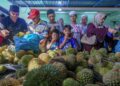 ORANG ramai menyerbu kedai Ikan Flyover Kebor Besar, Kuala Terengganu, Terengganu untuk menikmati durian percuma yang disediakan pemiliknya. – MINGGUAN/PUQTRA HAIRRY