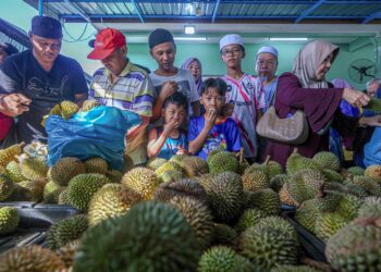 ORANG ramai menyerbu kedai Ikan Flyover Kebor Besar, Kuala Terengganu, Terengganu untuk menikmati durian percuma yang disediakan pemiliknya. – MINGGUAN/PUQTRA HAIRRY