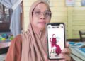 CHE Nor Aida Suhana Mat menunjukkan gambar kenangan Allahyarham Anis Soffiya Md. Zaidi, ketika ditemui di Kampung Rahmat, Setiu, Terengganu.