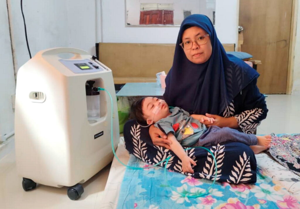 Malaysian toddler relies on oxygen machine due to multiple chronic illnesses