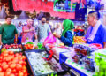 RAZALI Idris (kiri) bertanya khabar peniaga semasa melakukan tinjauan selepas program Gema Payang di Kedai Pasar Payang, Kuala Terengganu, Terengganu. -UTUSAN/PUQTRA HAIRRY