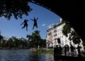 DUA orang terjun untuk menyejukkan badan dari sebuah jambatan di Paris. - AFP