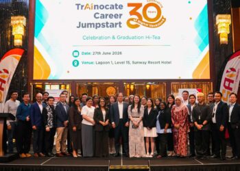 BARISAN graduan dan pengurusan sempena Majlis Graduasi dan Peningkatan Kemahiran Digital Ulang Tahun Ke-33 serta Program Trainocate Career Jumpstart, di sini baru-baru ini.