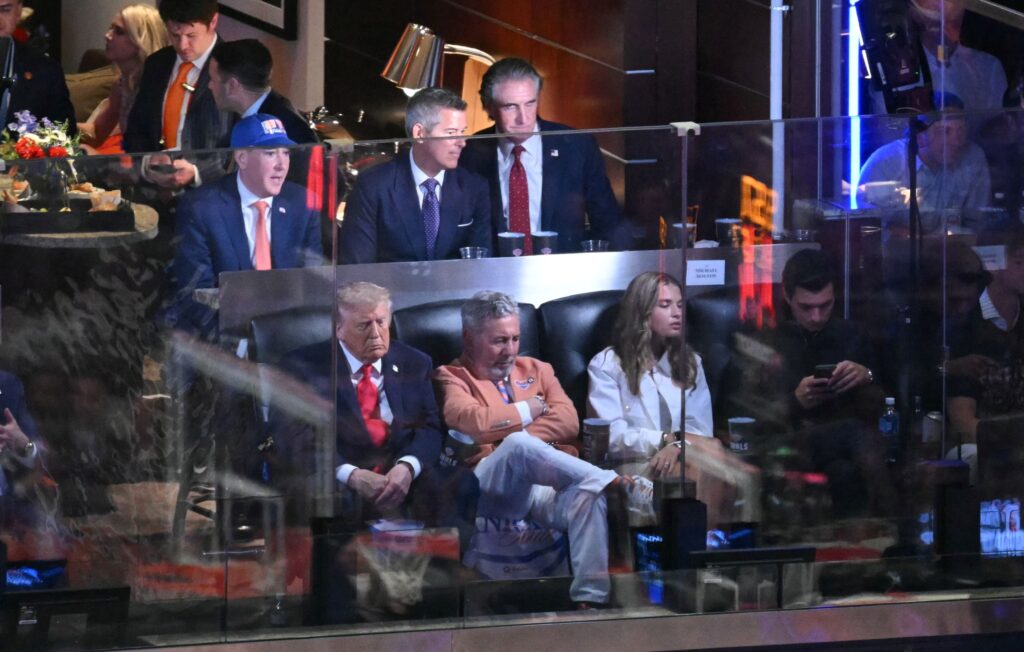 Trump dibu penonton