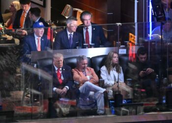 TRUMP menyaksikan pertandingan akhir bola keranjang. - AFP