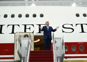 TRUMP bersama pesawat yang dihadiahkan Qatar. - AFP