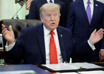 DONALD TRUMP menarik bal;ik ancaman untuk menyerang Iran. - AFP