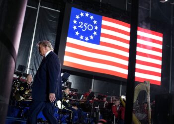 TRUMP berjalan di atas pentas pada majlis membuka tirai sambutan ulang tahun ke 250 kemerdekaan AS. - AFP
