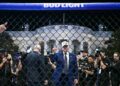TRUMP berdiri di depan gelanggang segi lapan di Rumah Putih. - AFP