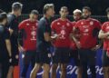 Herve Renard (tengah) mengendalikan latihan pemain Tunisia menjelang pertemuan menentang Jepun, esok. - AFP
