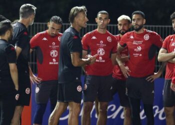 Herve Renard (tengah) mengendalikan latihan pemain Tunisia menjelang pertemuan menentang Jepun, esok. - AFP