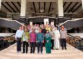 AHLI pasukan projek penyelidikan Mangrove Conservation for Planetary Health yang diketuai oleh Dr. Nur Hazlin Hazrin Chong (depan kanan) bergambar bersama Naib Canselor UKM, Prof. Dato’ Dr. Sufian Jusoh (depan, dua kanan), Dekan Fakulti Sains dan Teknologi, Prof. Ts. Dr. Faizal Mohamed (depan, dua kiri) dan pensyarah jemputan, Dr. Paul Griffith (depan kiri), di Bangi baru-baru ini.