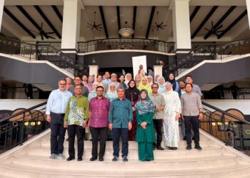 AHLI pasukan projek penyelidikan Mangrove Conservation for Planetary Health yang diketuai oleh Dr. Nur Hazlin Hazrin Chong (depan kanan) bergambar bersama Naib Canselor UKM, Prof. Dato’ Dr. Sufian Jusoh (depan, dua kanan), Dekan Fakulti Sains dan Teknologi, Prof. Ts. Dr. Faizal Mohamed (depan, dua kiri) dan pensyarah jemputan, Dr. Paul Griffith (depan kiri), di Bangi baru-baru ini.