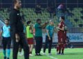 K. Rajan (tengah) memberi arahan kepada pemain NSFC dalam satu saingan liga super musim ini di Stadium Tuanku Abdul Rahman, Paroi di Seremban.-UTUSAN/MOHD. SHAHJEHAN MAAMIN