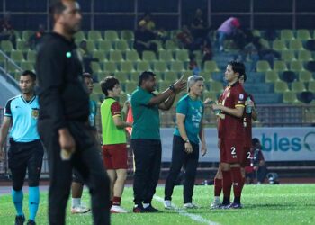 K. Rajan (tengah) memberi arahan kepada pemain NSFC dalam satu saingan liga super musim ini di Stadium Tuanku Abdul Rahman, Paroi di Seremban.-UTUSAN/MOHD. SHAHJEHAN MAAMIN
