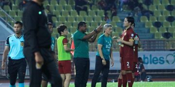 K. Rajan (tengah) memberi arahan kepada pemain NSFC dalam satu saingan liga super musim ini di Stadium Tuanku Abdul Rahman, Paroi di Seremban.-UTUSAN/MOHD. SHAHJEHAN MAAMIN