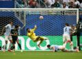 Penjaga gol Arab Saudi, Mohammed Al-Owais menumbuk keluar bola ketika diasak pemain Uruguay pada aksi Kumpulan H Piala Dunia 2026 di Stadium Miami, awal pagi tadi, dengan aksi cemerlangnya membantu Green Falcons mengikat juara dunia dua kali itu 1-1. – AFP