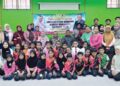 Nor Azman Ismail (duduk, tengah) bersama murid Orang Asli dan ibu bapa yang menghadiri Program Langkah Denai Harapan di Sekolah Kebangsaan Pedah, Jerantut, Pahang baru-baru ini.