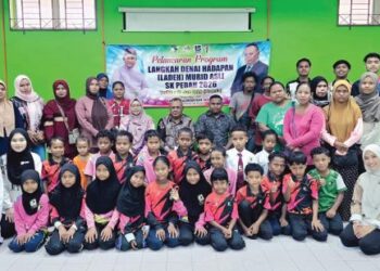 Nor Azman Ismail (duduk, tengah) bersama murid Orang Asli dan ibu bapa yang menghadiri Program Langkah Denai Harapan di Sekolah Kebangsaan Pedah, Jerantut, Pahang baru-baru ini.