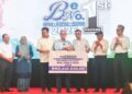 WAN ROSDY menyampaikan replika cek bernilai RM3.64 juta kepada Pengarah Pendidikan Pahang, Ahmad Zamri Md Isa pada Majlis Pelancaran 1M Pahang Inisiatif Makmur Pahang Buku Rujukan dan Latihan SPM, STPM dan STAM 2026 di SMK Purun, Bera Pahang. 
– UTUSAN/SHEIKH AHMAD RAZIF