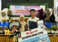 AZAMUDDIN  bersama ibunya dalam majlis Anugerah Kecemerlangan STPM yang diadakan di Sekolah Menengah Kebangsaan Kubang Kerian 2.