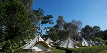 aktiviti glamping kini semakin mendapat tempat sebagai pilihan rekreasi moden.