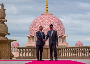 ANWAR Ibrahim bersalaman dengan Tarique Rahman semasa Majlis Sambutan Rasmi Perdana Menteri Bangladesh di Perdana Putra, Putrajaya semalam.
