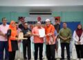 AMIZAR Abu Adam (empat dari kiri) menyampaikan sijil pengiktirafan Tokoh KAF Wilayah Jengka kepada bekas Kadi Daerah Jengka, Nik Ibrahim Nik Abdullah (tiga dari kanan) pada Mesyuarat Agung KAF Wilayah Jengka di Maran, Pahang. – UTUSAN/SALEHUDIN MAT RASAD