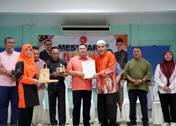 AMIZAR Abu Adam (empat dari kiri) menyampaikan sijil pengiktirafan Tokoh KAF Wilayah Jengka kepada bekas Kadi Daerah Jengka, Nik Ibrahim Nik Abdullah (tiga dari kanan) pada Mesyuarat Agung KAF Wilayah Jengka di Maran, Pahang. – UTUSAN/SALEHUDIN MAT RASAD