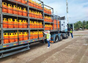 ANGGOTA Kementerian Perdagangan Dalam Negeri dan Kos Sara Hidup (KPDN) Pahang memeriksa sebuah treler dalam operasi khas Ops Tiris 4.0 Bersepadu di Bentong, Pahang.