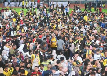 LEBIH 30,000 penonton datang memeriahkan Pelancaran Liga Rakyat Pahang 1st Piala Al-Sultan Abdullah yang disempurnakan oleh Sultan Pahang, Al-Sultan Abdullah Ri’ayatuddin Al-Mustafa Billah Shah di Stadium Darul Makmur, di Kuantan, Pahang. - UTUSAN/SHAIKH AHMAD RAZIF