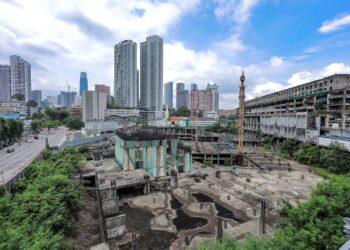 KEADAAN terkini tapak pembinaan Plaza Rakyat yang terbengkalai lebih  30 tahun 
di Jalan Pudu, Kuala Lumpur.  
– MINGGUAN/AMIR KHALID