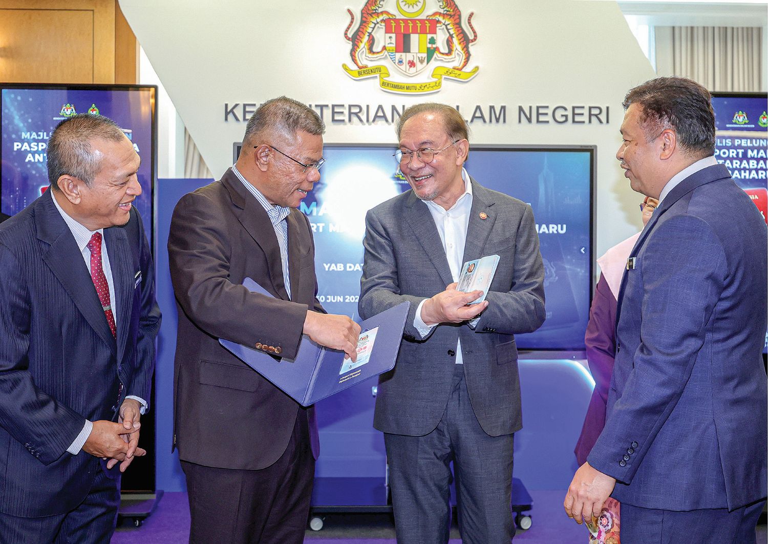 Pasport baharu Malaysia miliki 94 ciri keselamatan Pasport baharu Malaysia miliki 94 ciri keselamatan
