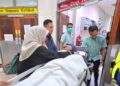 NURIN Darwisyah Mohd Faizal menyambut ibunya, Jaslinda Saludin yang tiba untuk dirawat di Hospital Tapah. - UTUSAN/AIN SAFRE BIDIN