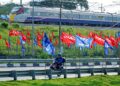 DERETAN bendera parti menghiasi jalan sempena Pilihan Raya Negeri (PRN) Johor, di Jalan Paloh, Kluang.-UTUSAN/SHIDDIEQIIN ZON