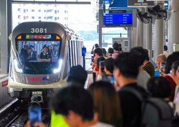 LRT-Laluan Shah Alam terus menjadi tumpuan pengguna pada hari pertamanya beroperasi yang turut menawarkan tambang percuma sehingga 31 Julai ini. - UTUSAN / SADDAM YUSOFF